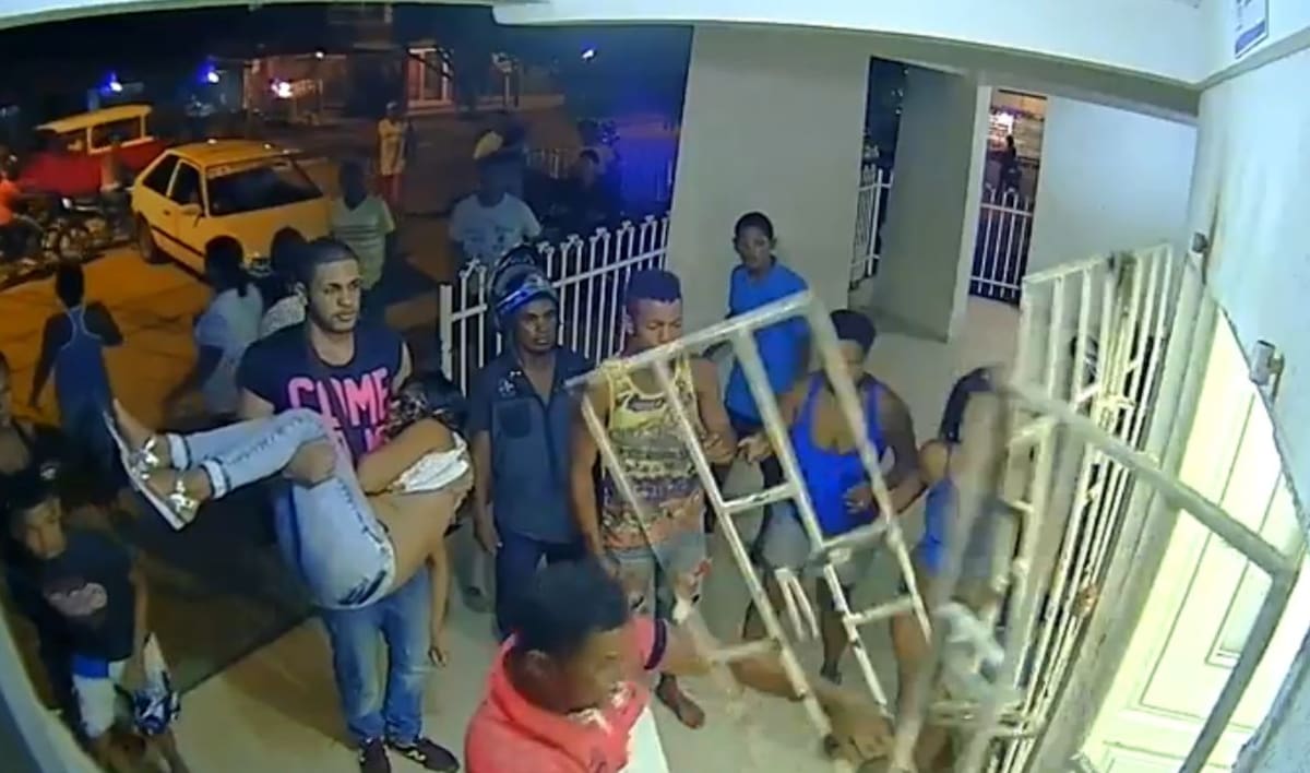 Momento en que fuerzan la reja de la entrada y la desprenden para el ingreso de la mujer que está en brazos. EL UNIVERSAL