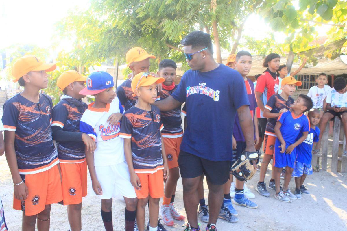 Video: Dilson Herrera fue feliz con peloteritos del barrio 7 de Agosto