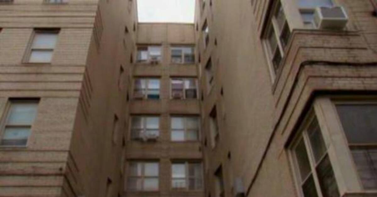 De este edificio fue lanzada la recién nacida en Nueva York. AP