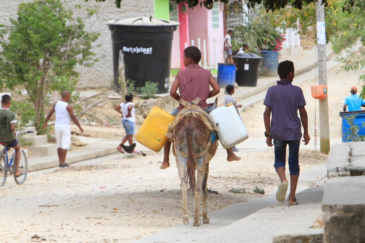 El agua para el consumo humano debe comprarse en carrotanques, lo que la hace el agua más cara del país.