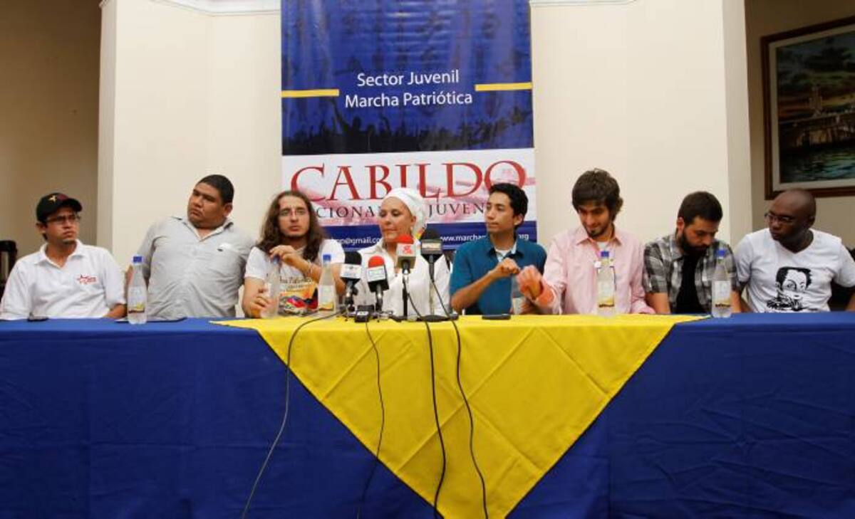 En la mesa principal, Piedad Córdoba, con David Florez, Led Nicolo, entre otros representantes de juventudes de Colombia y el exterior, en la rueda de prensa del Cabildo Nacional de Juventudes. Aroldo Mestre
