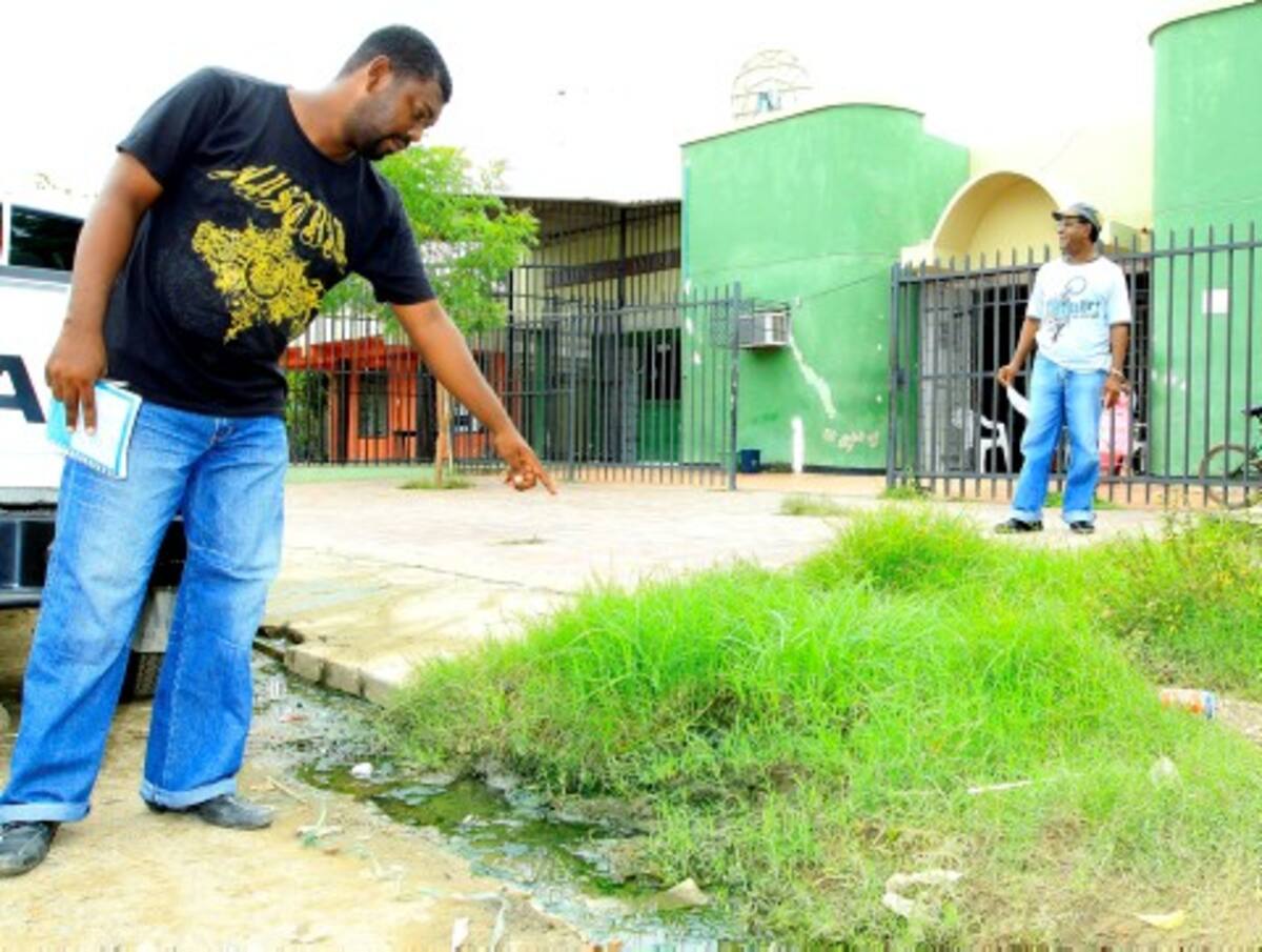 En la puerta de la Policlínica hay una fuente de aguas negras.