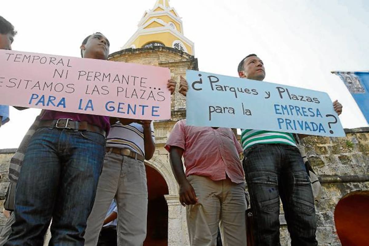 Ciudadanos en protesta por el café de la Plaza de la Paz, bajo el monumento emblemático de Cartagena: La Torre del Reloj. AROLDO MESTRE
