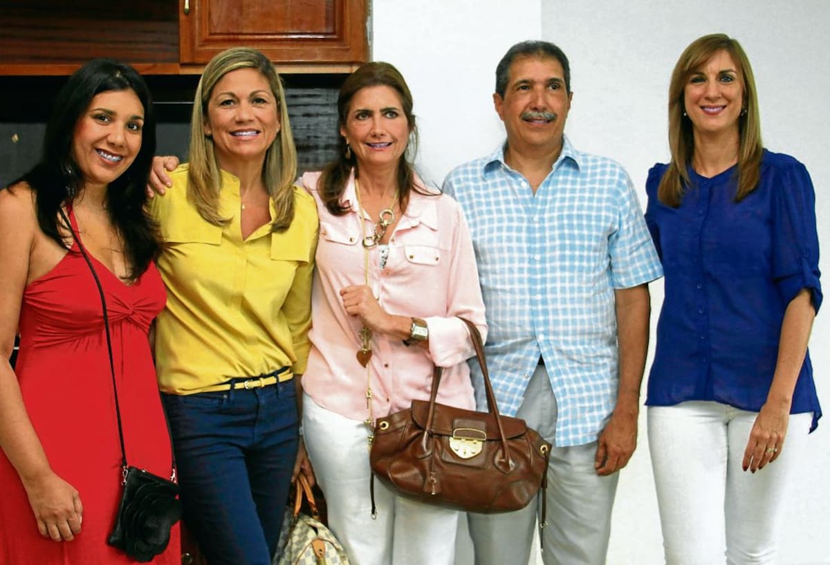 Paola Gómez, Ingrid Munévar, Margarita Gómez, Luis Eduardo Gómez y Carolina Gómez.