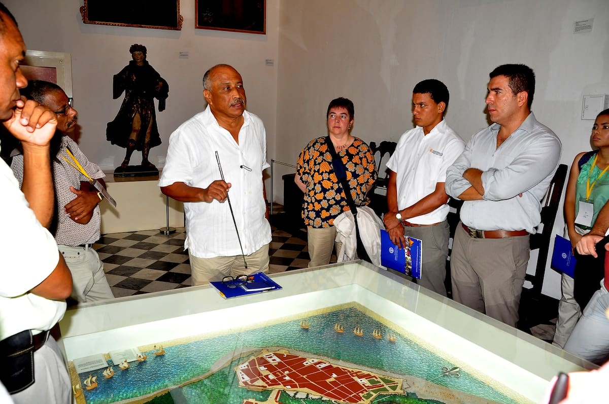 Moisés Álvares y asistentes del seminario en el Museo de Cartagena. CORTESÍA