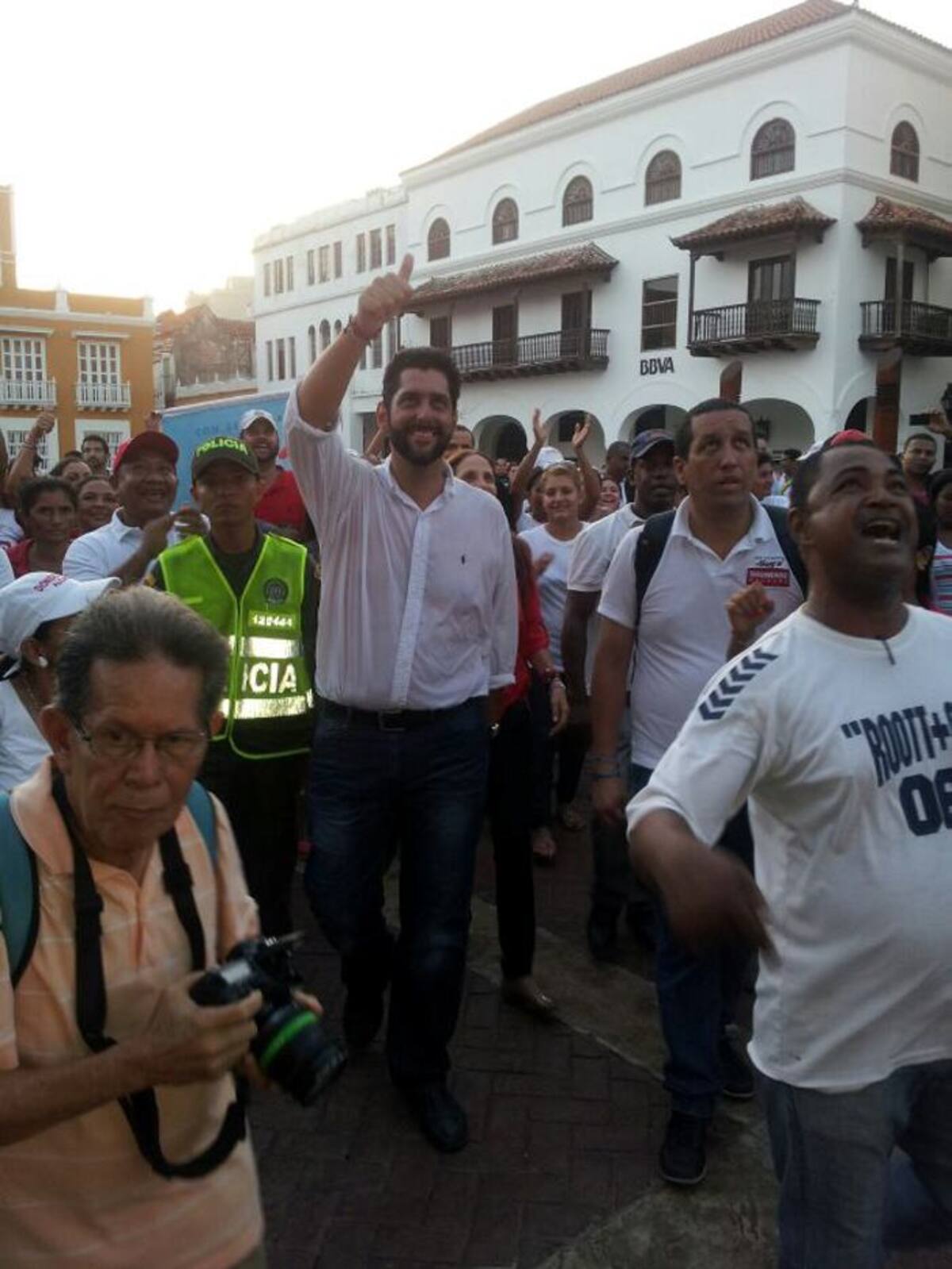 Dionisio Vélez caminó las calles del Centro Histórico acompañado de sus seguidores. MAIRA TORRES - ELUNIVERSAL.COM.CO