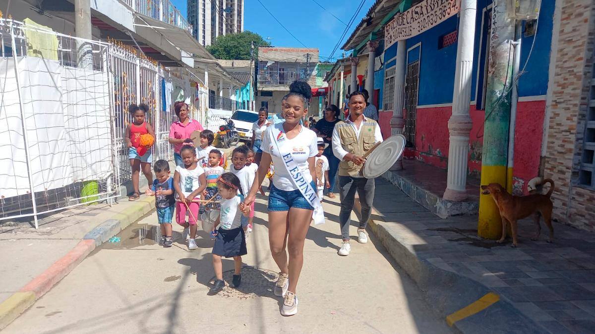 La candidata del barrio El Espinal, Valentina Lugo Díaz, sale a las calles junto a su comunidad para pedir ‘Tintililillo’. // Fotos: Julio Castaño.