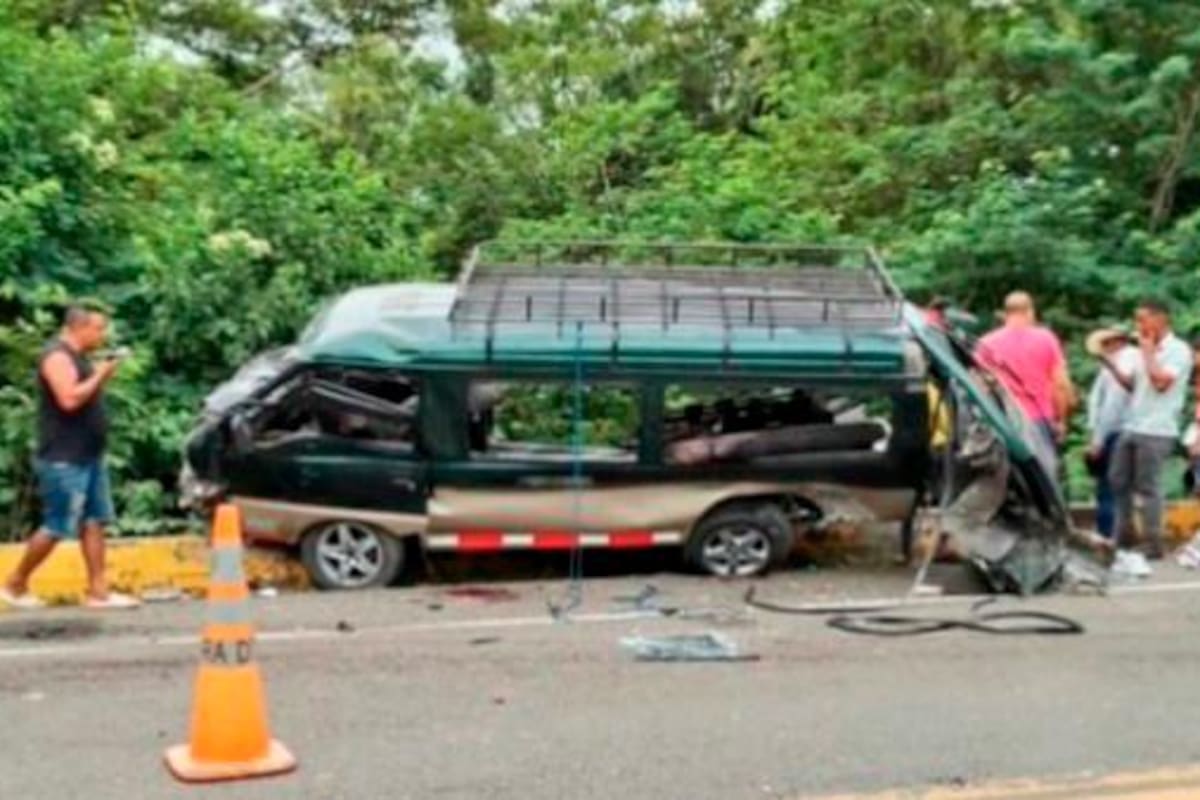 7 personas murieron tras brutal choque entre buseta y tractomula