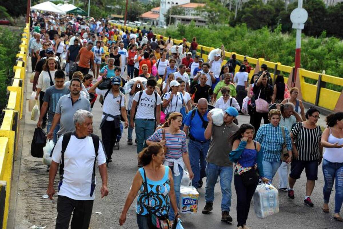 Son largas las filas que se forman en el puente cada vez que abren frontera. AFP GEORGE CASTELLANOS