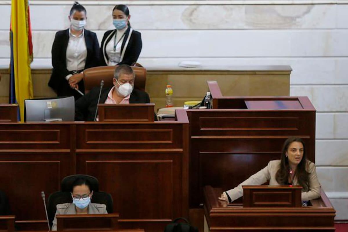 Se le sigue enredando la suerte a la ministra Abudinen en el Congreso