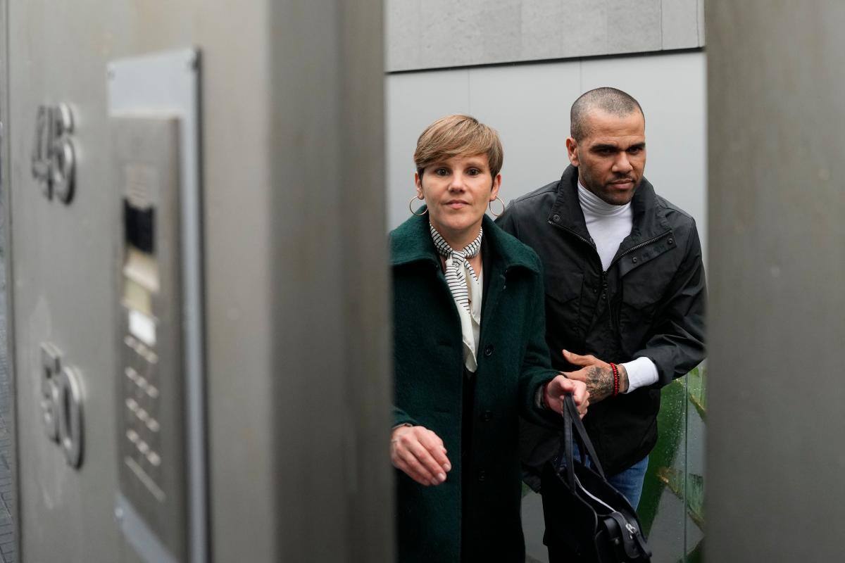 Dani Alves sale de prisión tras pagar fianza de un millón de euros