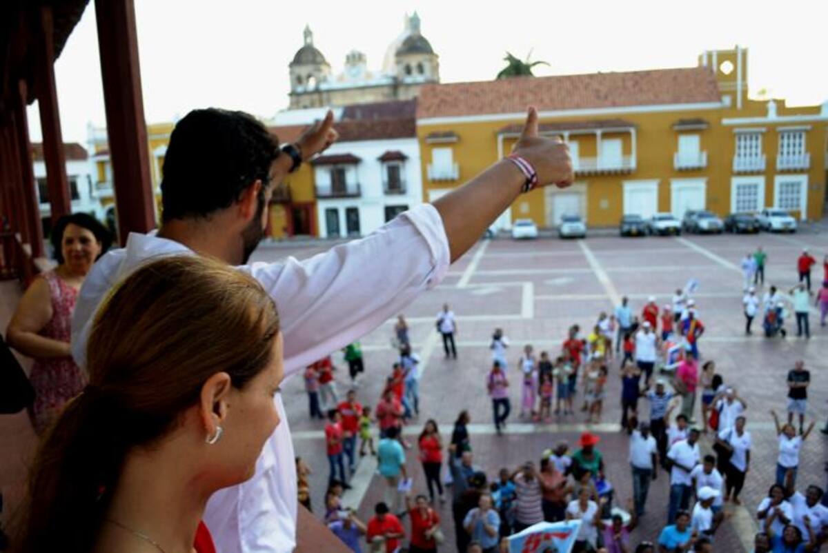 Vélez, saluda a las personas que lo acompañaron a recorrer la plaza. Cortesía