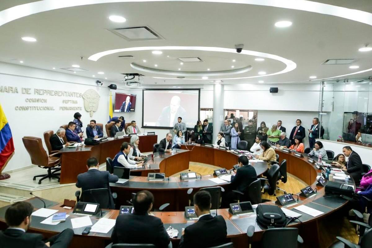 Otra vez se aplazó debate de reforma a la salud: crearán nuevo texto