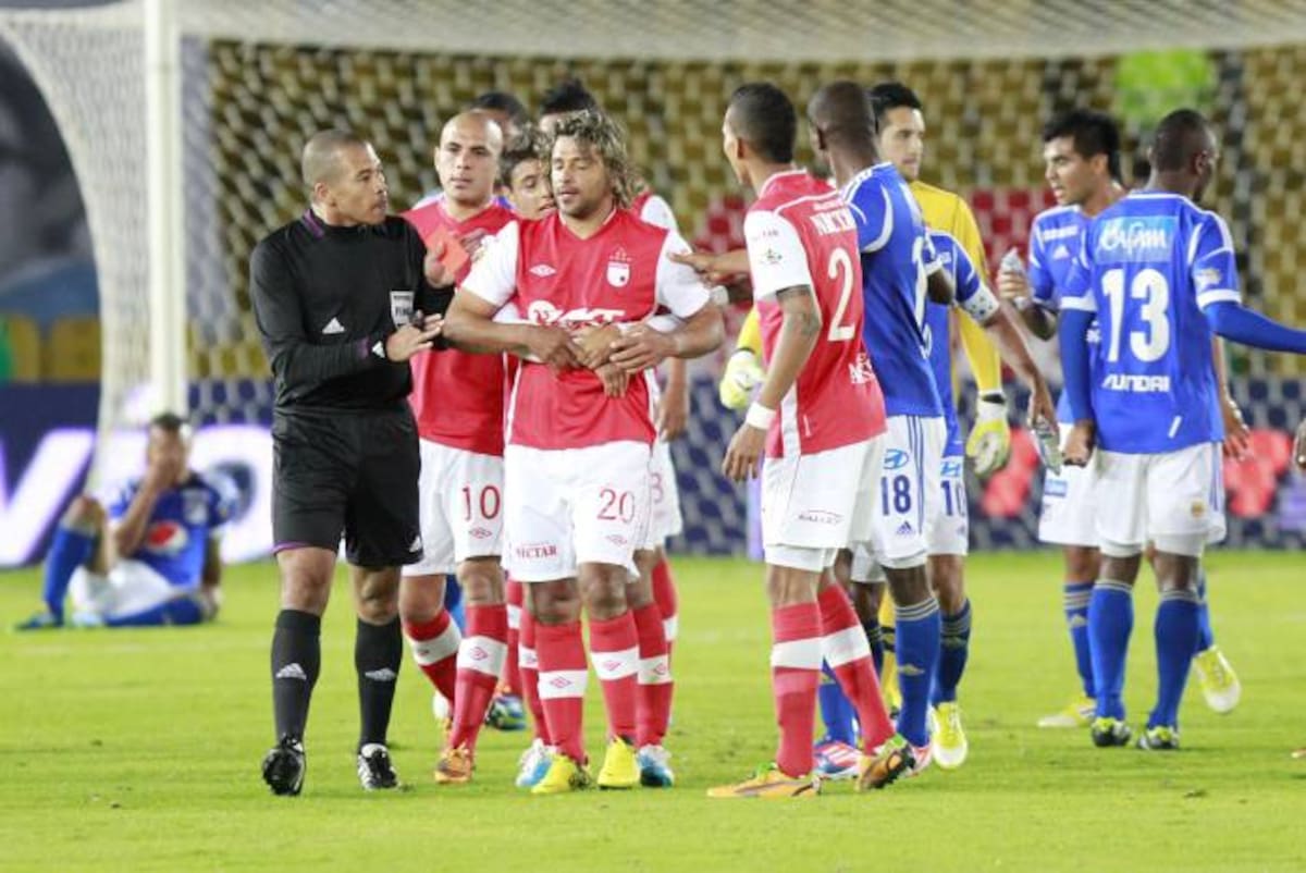 Durante el juego los mismo compañeros de Bedoya intentaban calmarlo. Colprensa