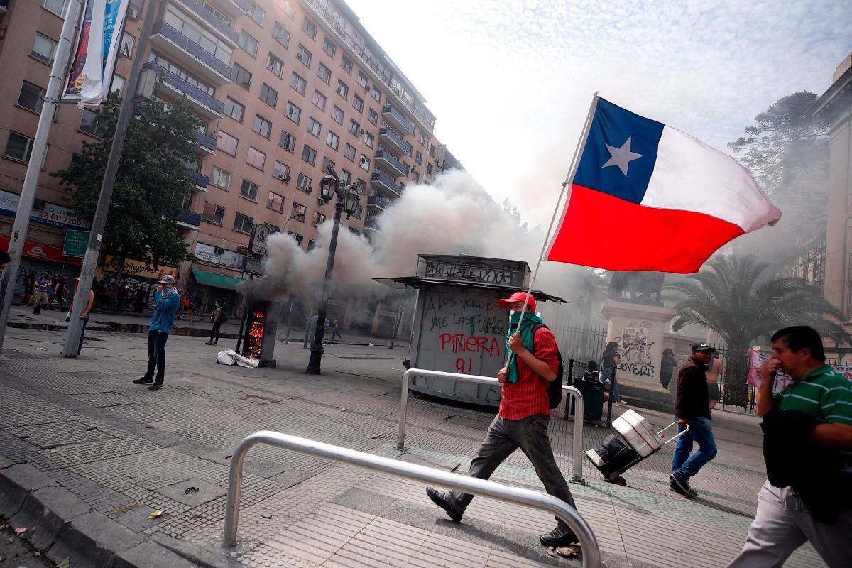 Chile sale a la calle en sexto día de protestas para pedir renuncia de Piñera