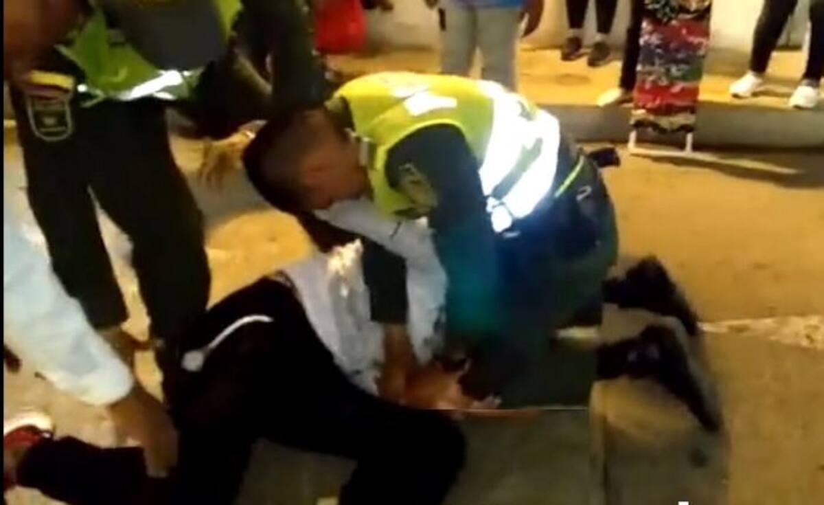 Se desconoce la causa de la aprehensión del hombre. Captura de video.