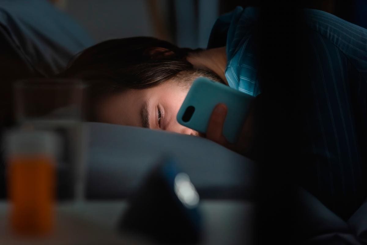 Desconectarse del celular 60 minutos antes de dormir es saludable