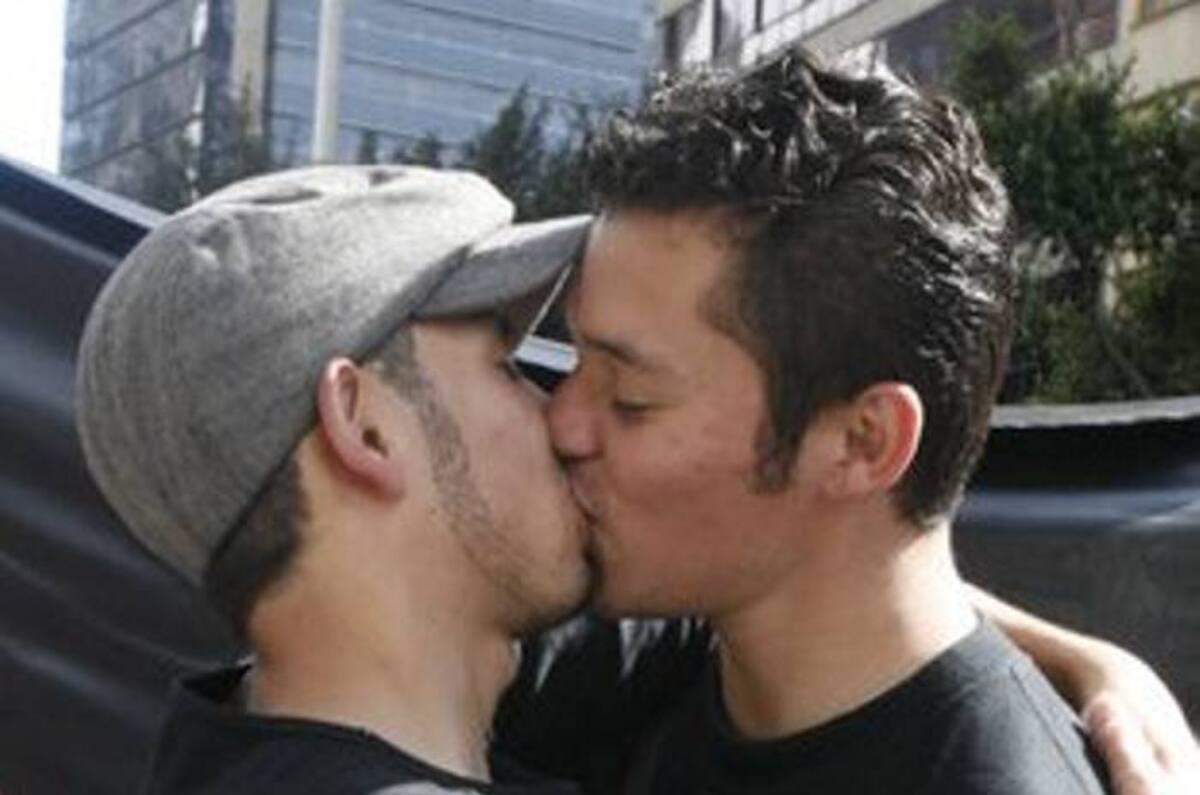 Una sentencia de la Corte avala las manifestaciones de afecto en público de las parejas homosexuales. Archivo