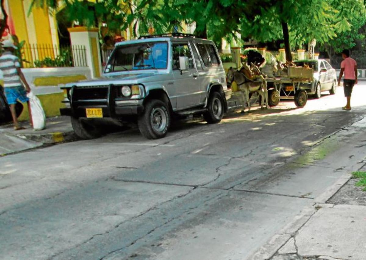 En plena Calle del Bouquet, en Manga, nuestro semanario capturó esta imagen de un carromula en momentos en que era cargado con bolsas grandes, presumiblemente llenas de escombros, que dos personas, al parecer los dueños del desusado vehículo, sacaban del inmueble del frente.