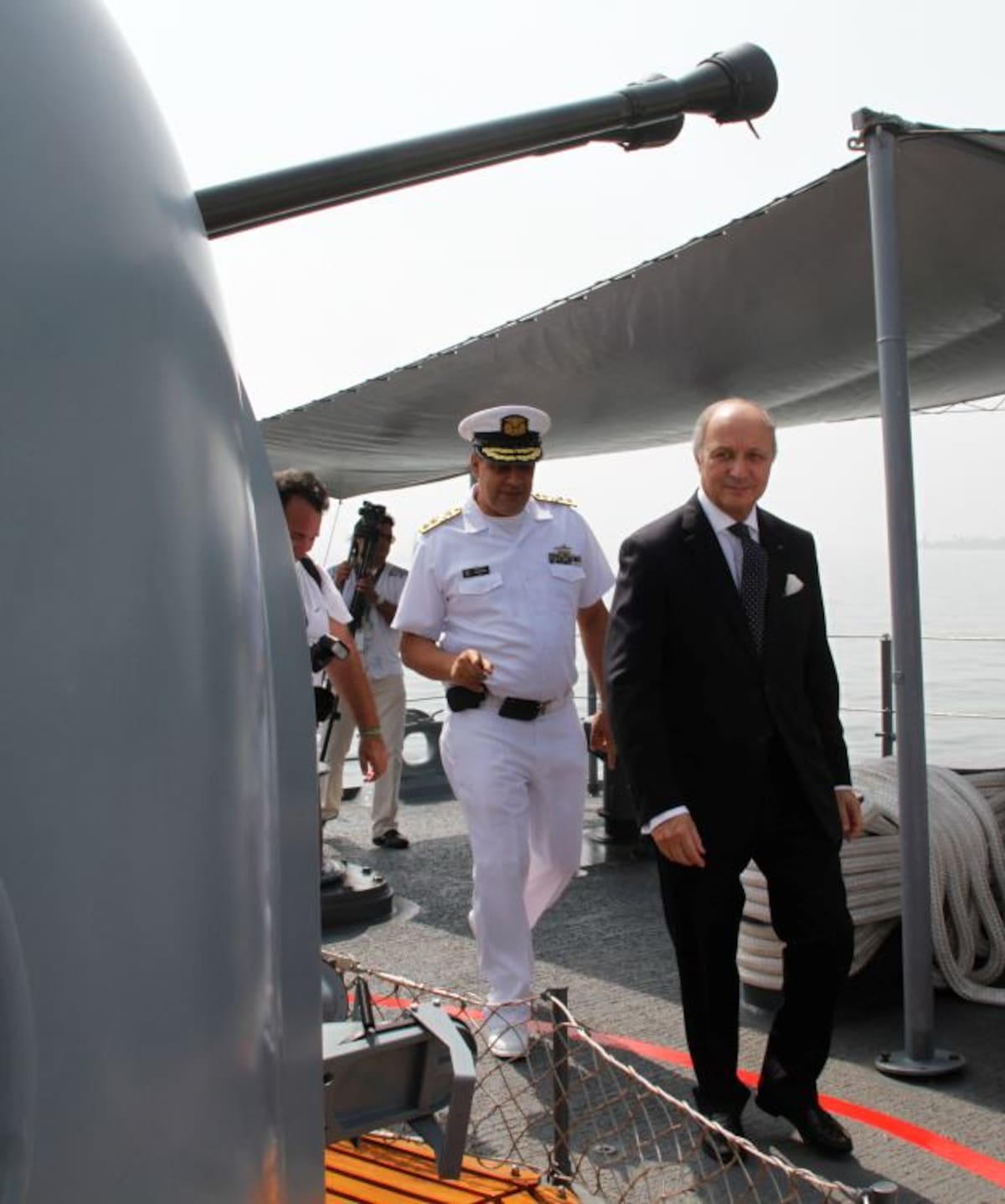 El Contralmirante Leonardo Santamaría Gaitán, Comandante de la Fuerza Naval del Caribe, recibió al diplomático en la Base Naval. Oscar Díaz