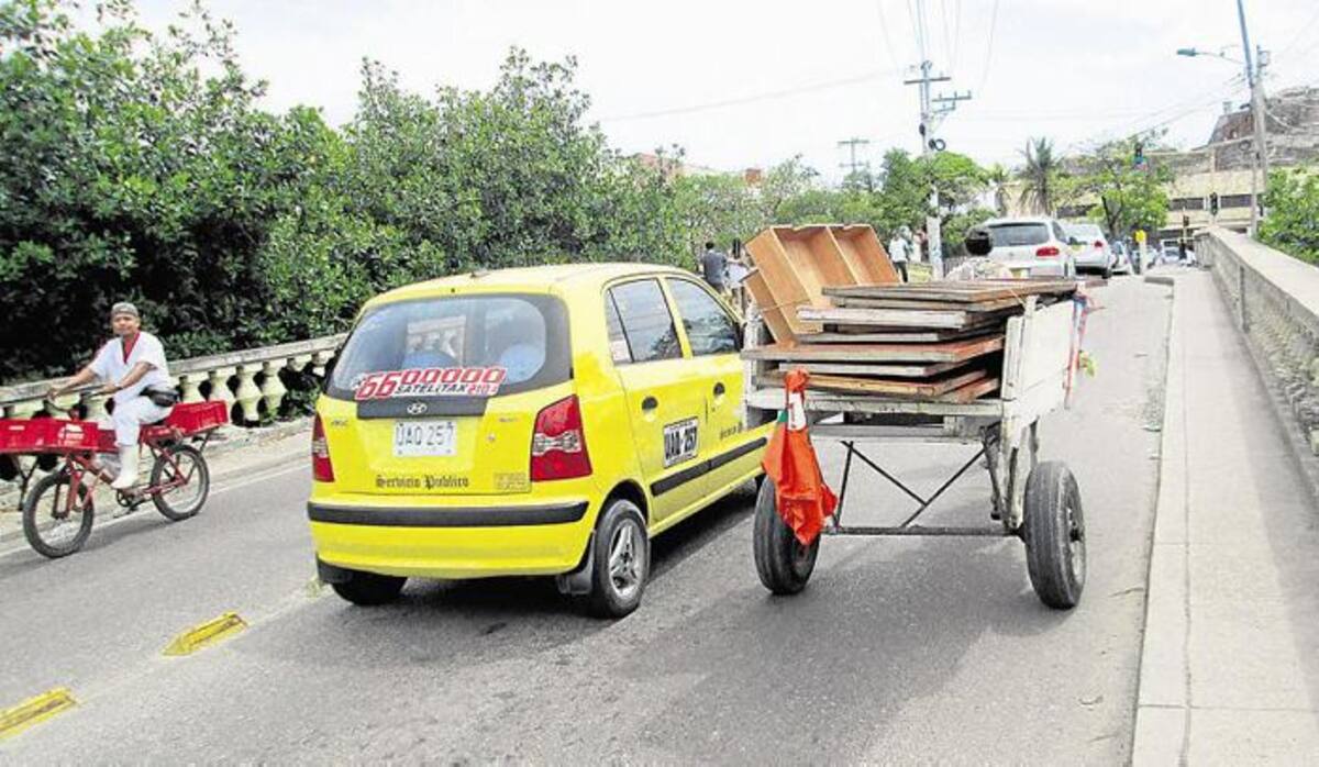 En el Puente Las Palmas esta carreta cargada con puertas usadas y otros objetos de madera, entorpeció durante un rato la movilidad de los vehículos automotores por el transitado paso vial. Mientras el maltratado burro se esforzaba en jalar la incómoda carga, el semáforo del sector cambiaba de verde a rojo y verde nuevamente para llegar otra vez a rojo debido a su andar paquidérmico y apesarado, por culpa del abuso de su insensible propietario. PEDRO TORRES-EL UNIVERSAL
