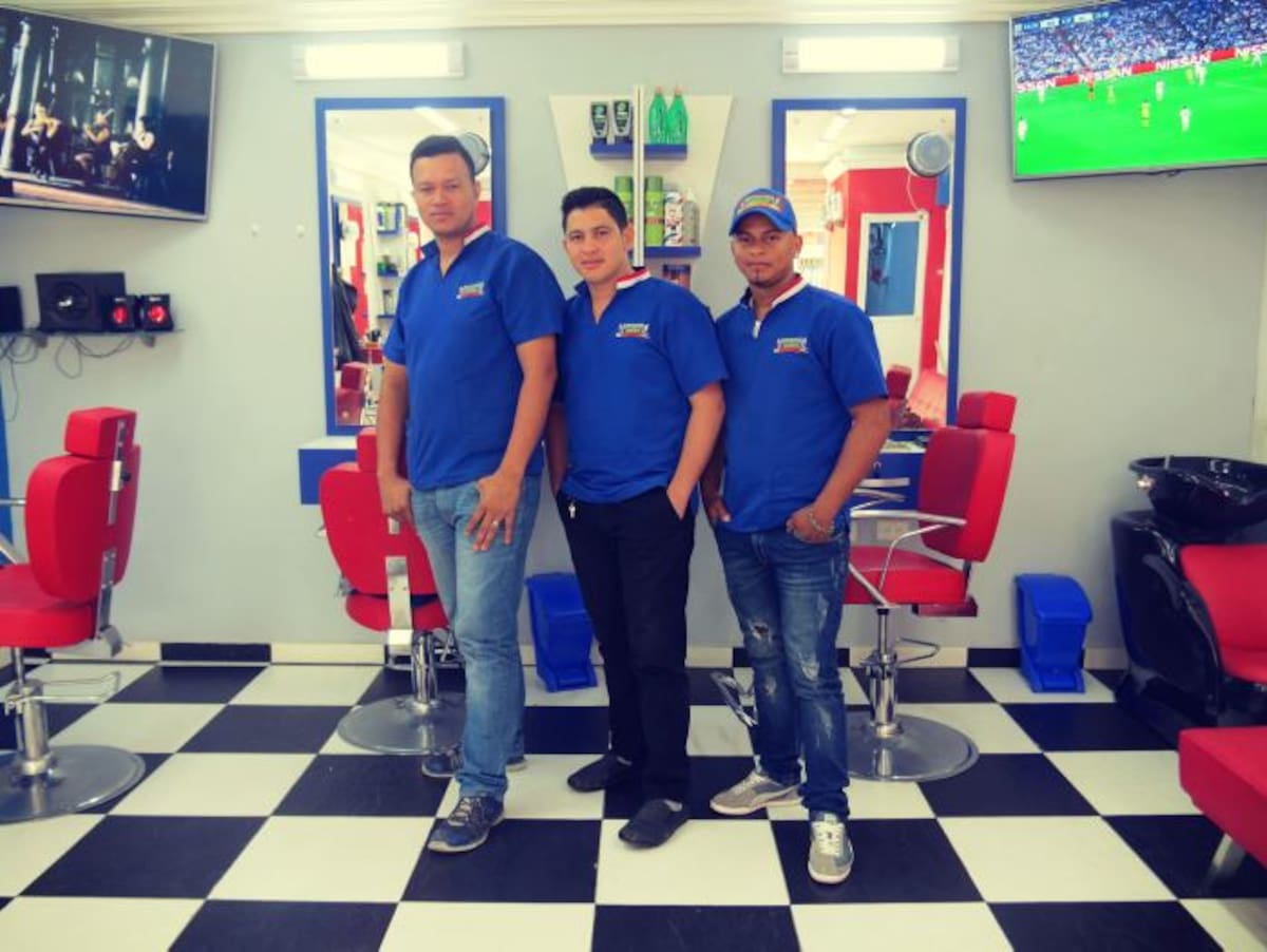 Franklin Hernández, Biaggi Medina y Howard Rodríguez, trabajadores de la Barbería Urbana De Cartagena SHARIK ESTRADA