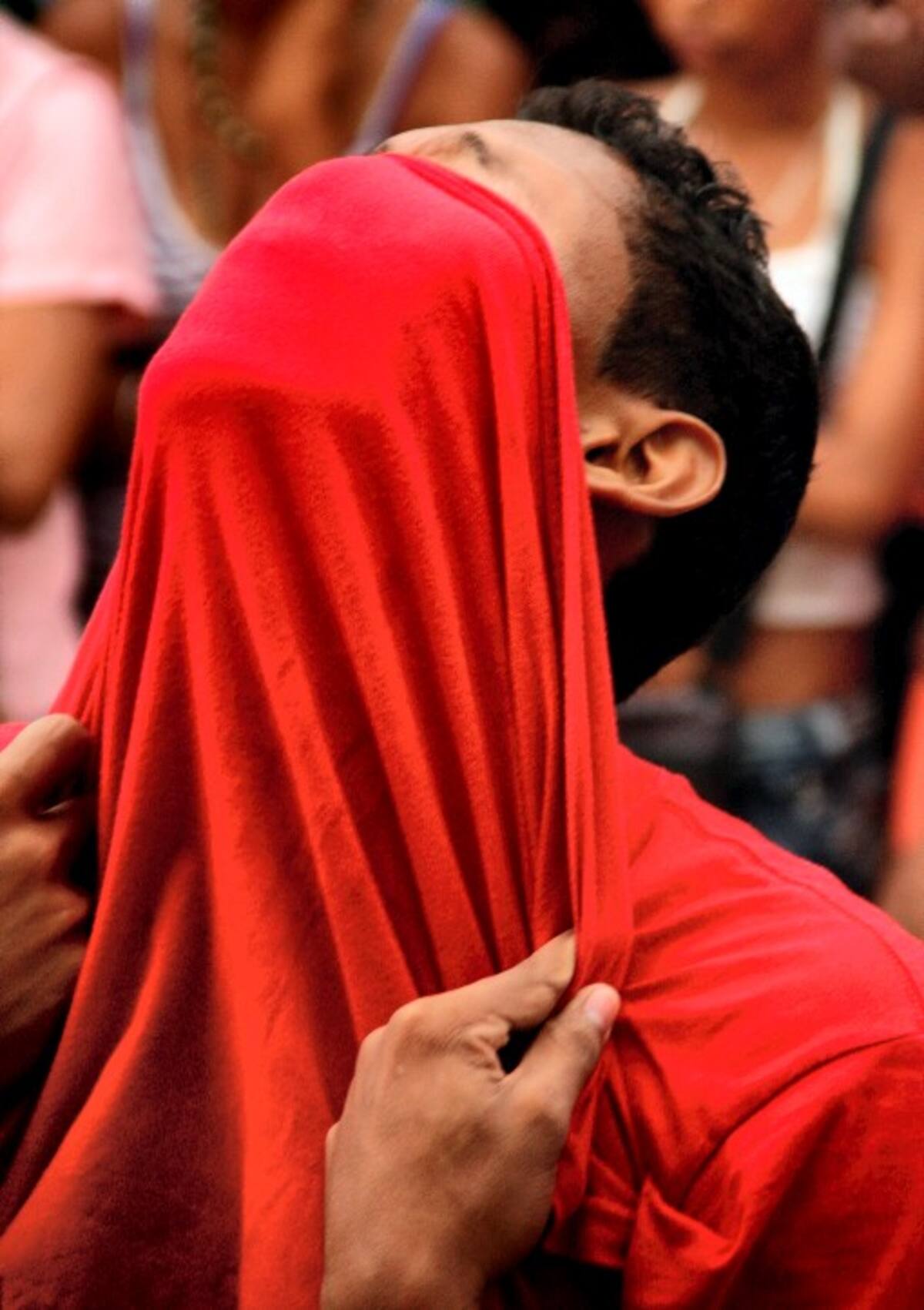 Escena de dolor en Olaya Herrera, por la muerte del joven bailarín Gerlin Reyes Rojas, asesinado por pandilleros. Luis Eduardo Herrán