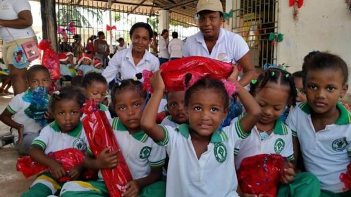 Entrega de regalos Barú. CORTESÍA