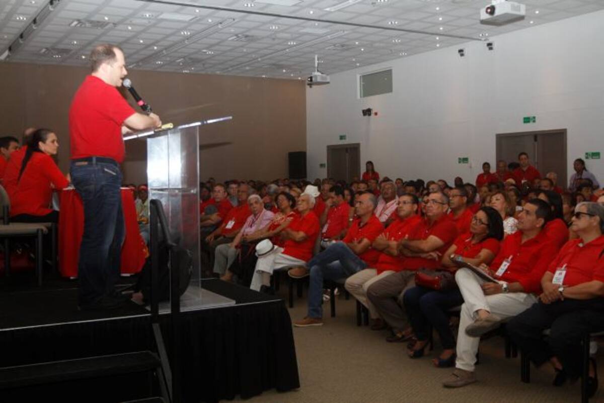 Héctor Olimpo Espinosa se dirige a los asambleístas liberales convocados para elegir los colegios electorales de Cartagena y Bolívar de los cuales se elegirán los nuevos directorios de cada uno de estos territorios. Julio Castaño