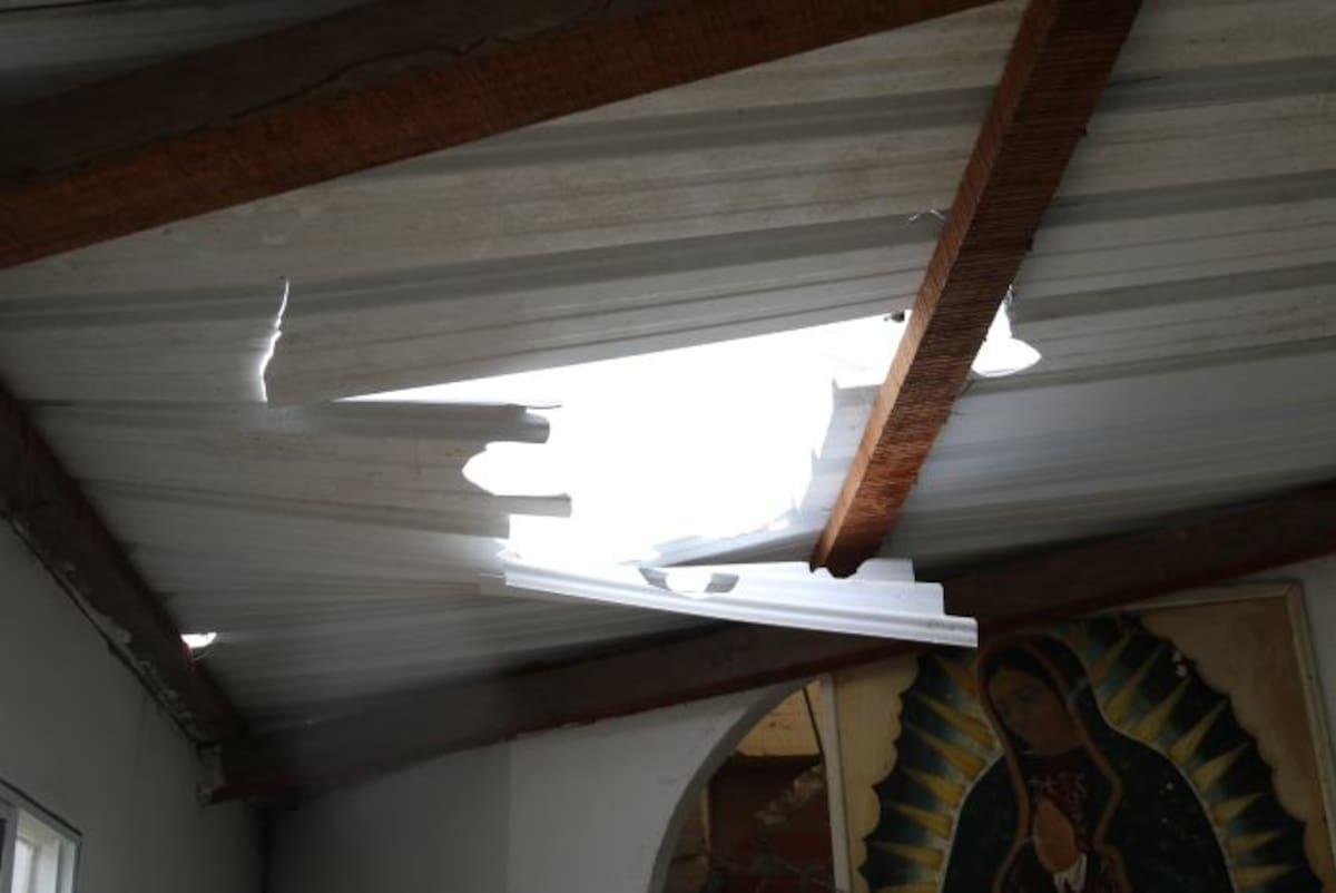 El concreto que cayó desde la parte alta causó daños en el techo de una sala aledaña a la casa cural. EL UNIVERSAL