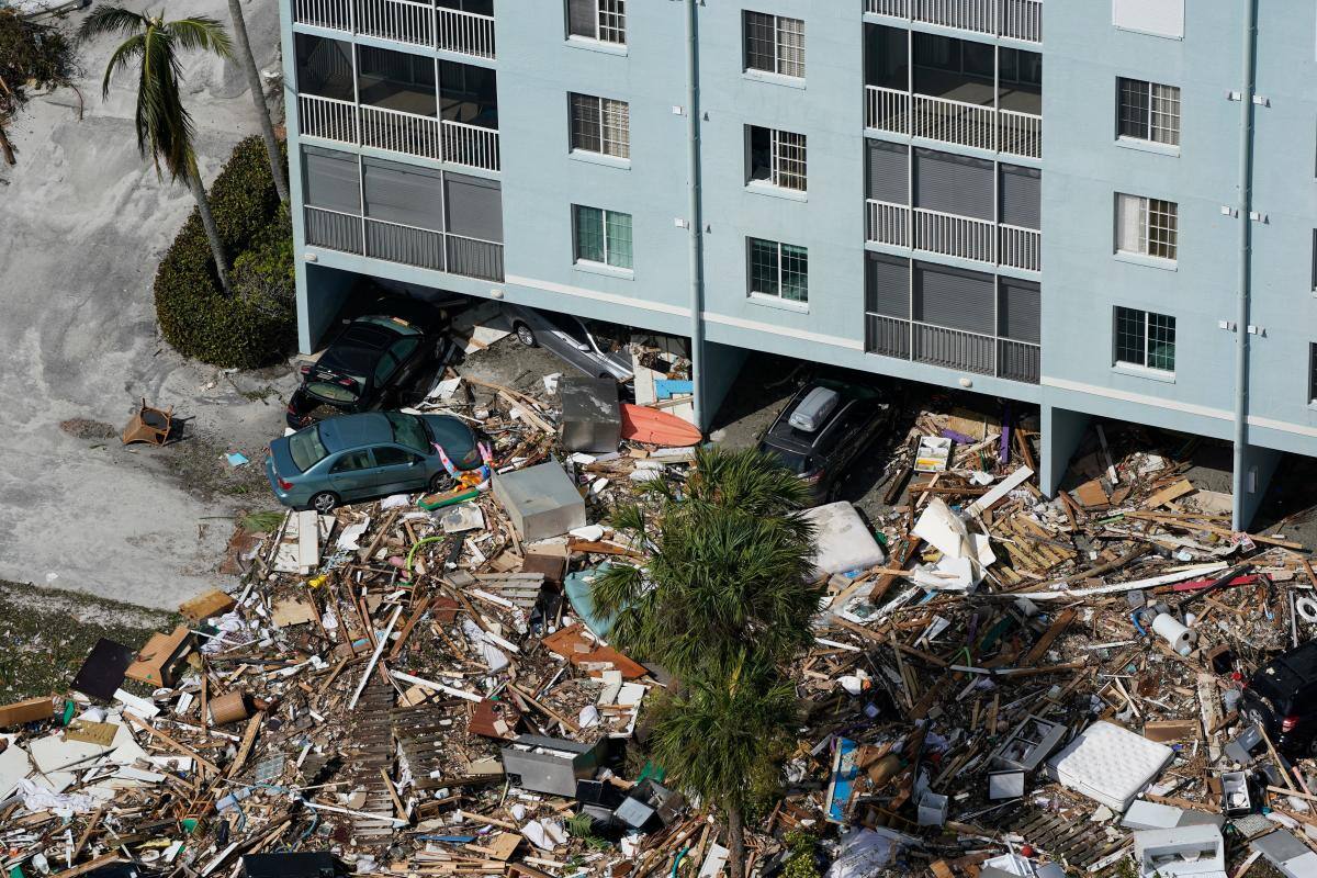 Foto aérea tomada con un dron muestra los daños causados por el huracán Ian en Fort Myers, Florida. //AP