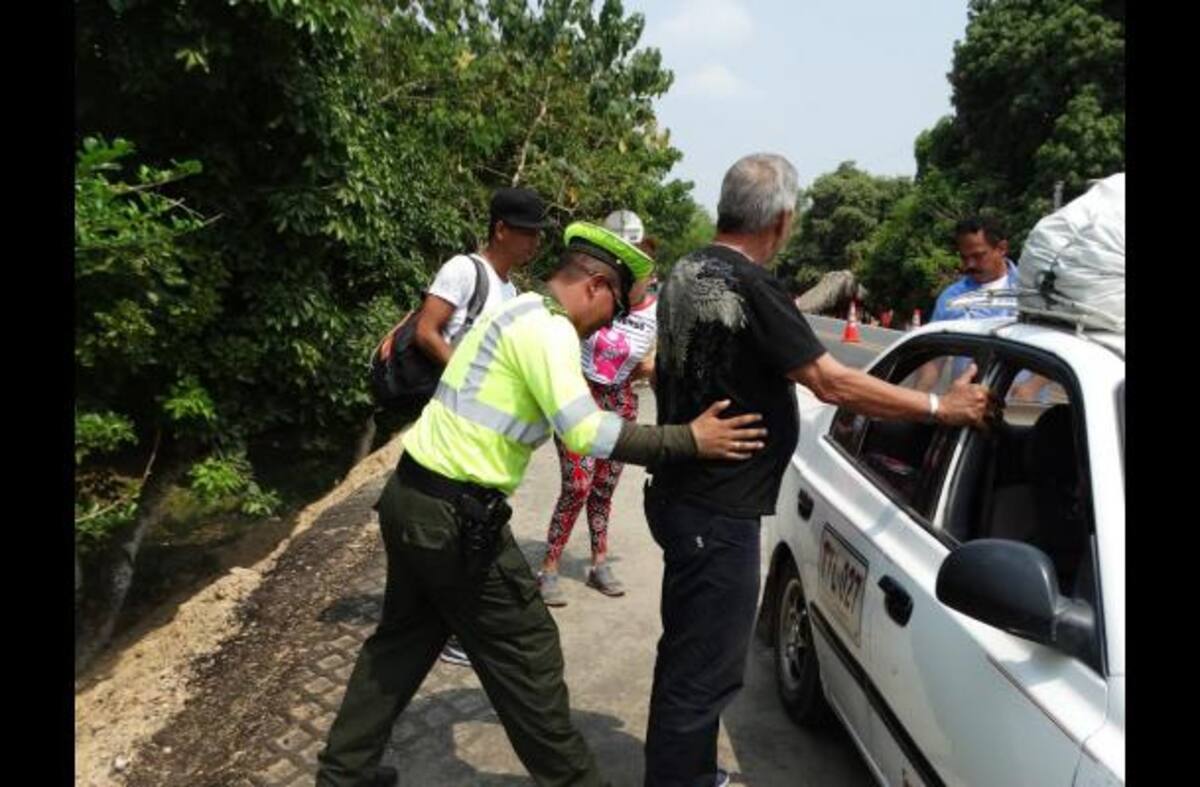 Decenas de uniformados custodian las calles, parques, iglesias y vías de ingreso al municipio, para prevenir hechos que afecten la seguridad de la población. Policía de Bolívar