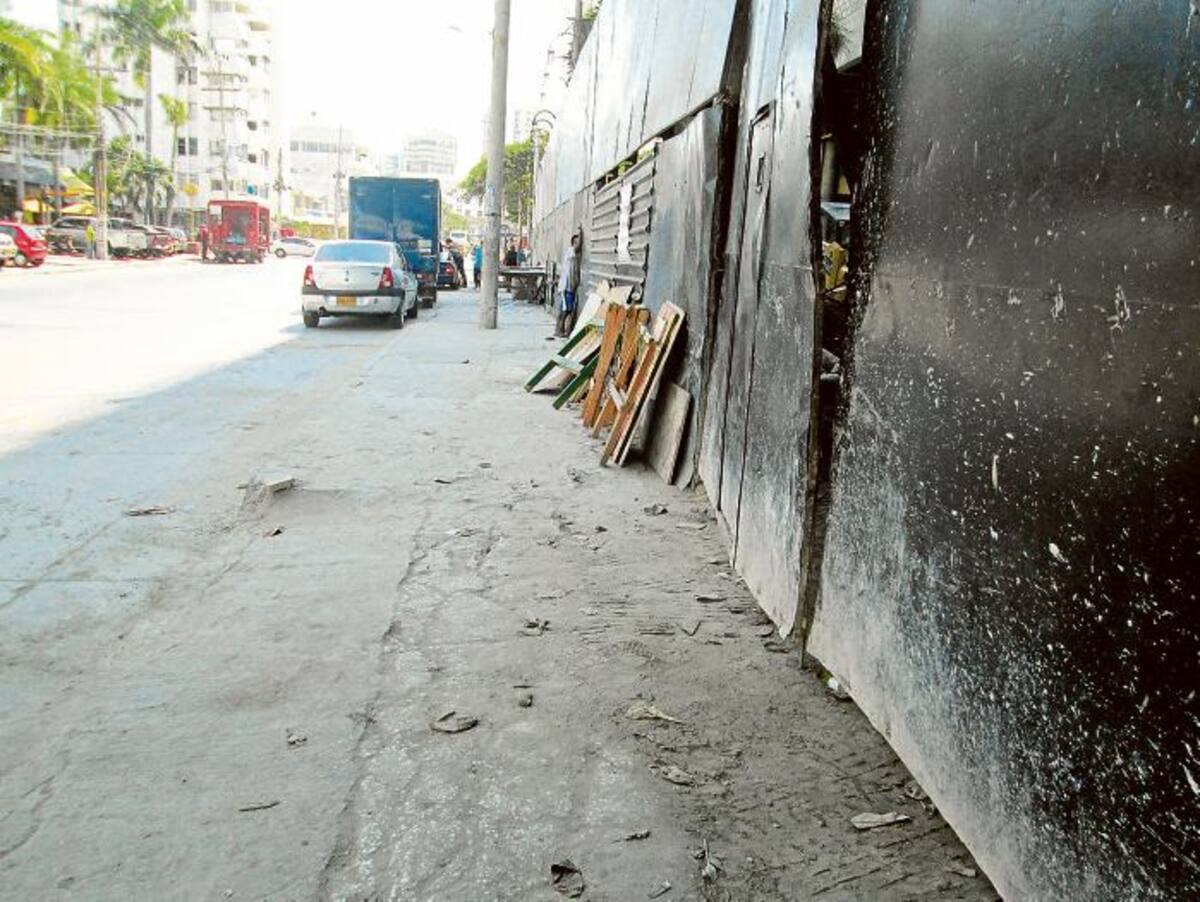 El andén derecho de la Avenida San Martín, entre calles 5 y 6, se encuentra parcialmente despejado de vendedores. PEDRO TORRES-GENTE BAHÍA