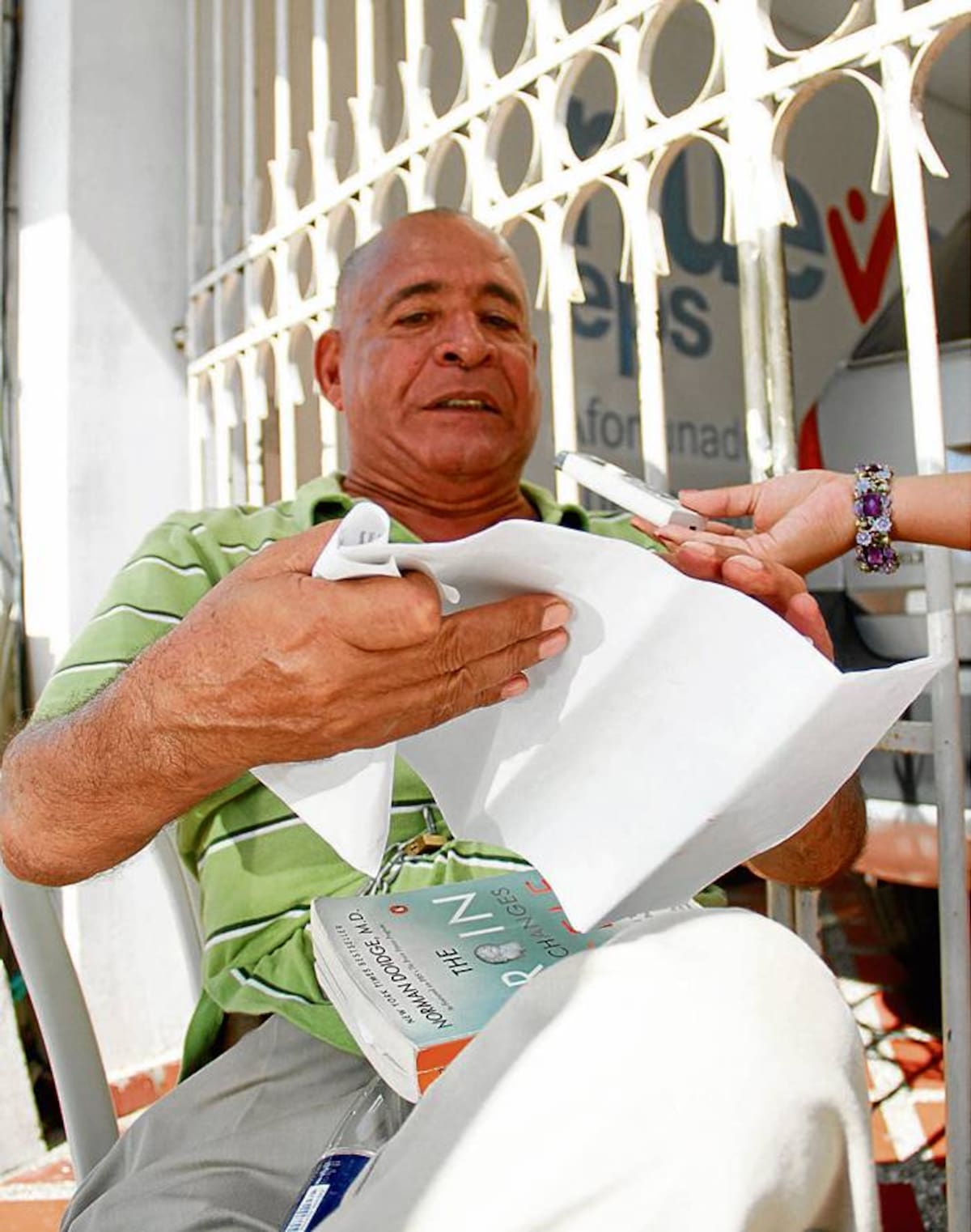 Alejandro De la Hoz Barros, se encadeno durante ayer durante todo el día a las rejas de la Nueva eps, para solicitar asistencia permanente para su esposa que sufre de cáncer. OSCAR DIAZ ACOSTA / EL UNIVERSAL