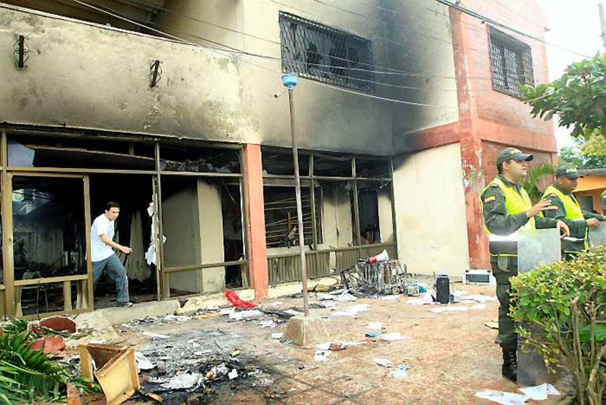 La Alcaldía de Mahates entre ruinas tras ser incendiada por una turba. JULIO CASTAÑO - EL UNIVERSAL