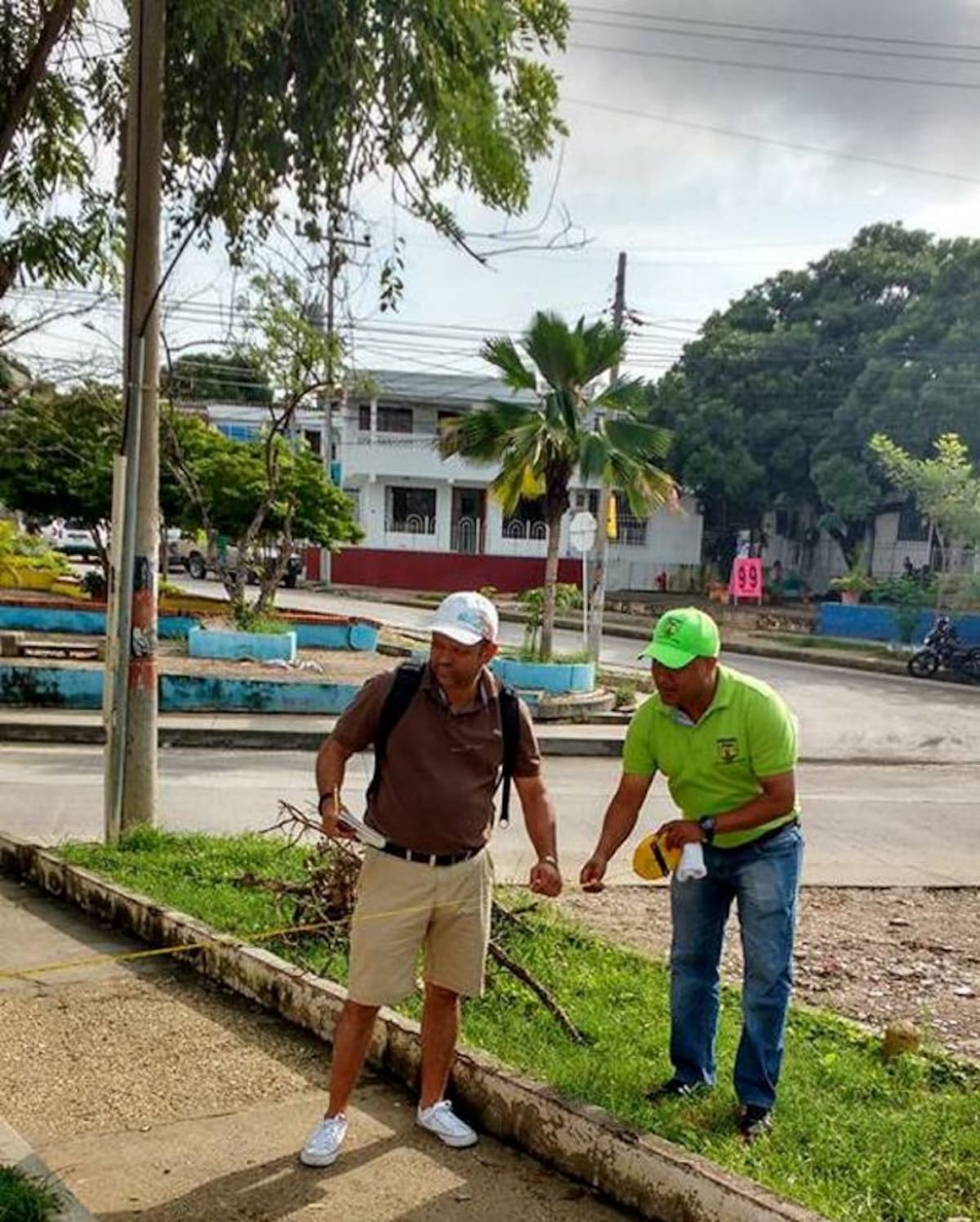 Funcionario de Corvivienda tomando las medidas del predio donde se construirá el parque. //Cortesía.