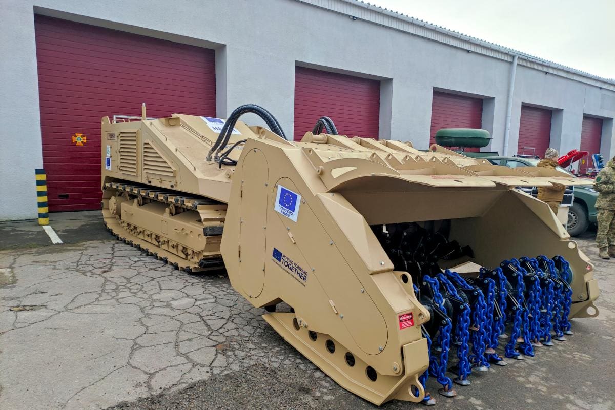 La UE entrega potente máquina de desminado a Ucrania
