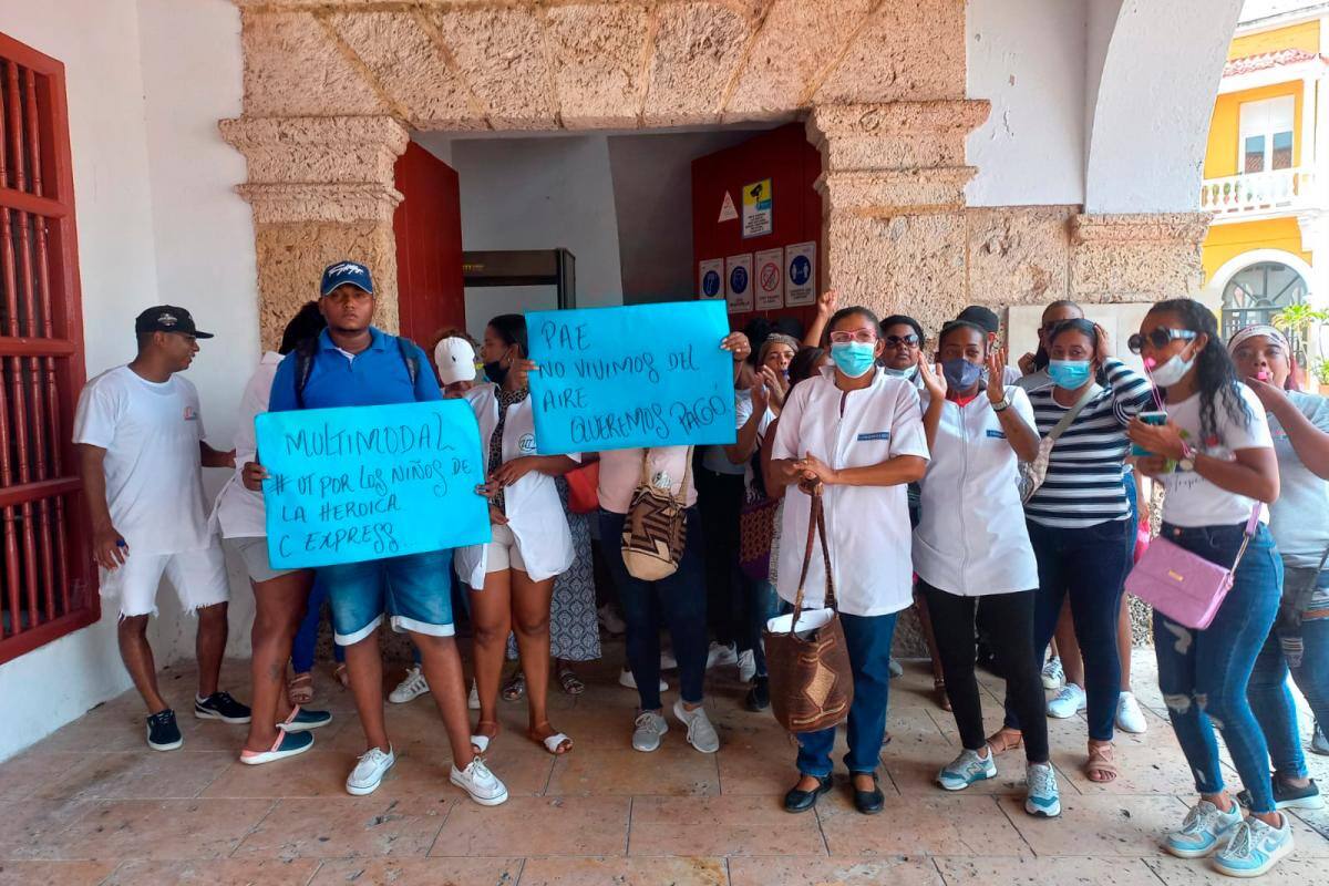 “Que nos paguen”: extrabajadores del PAE protestaron en la Alcaldía