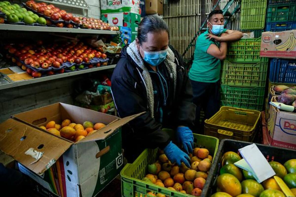 Poco a poco empiezan a llegar alimentos a la principal plaza del país