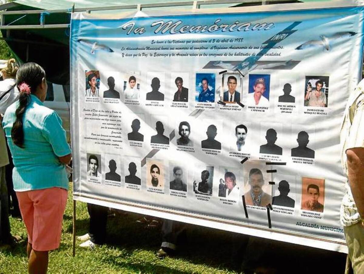 Cartel con las fotos de algunos de los caídos en la masacre de Mejor Esquina mostrado en 2008 durante un homenaje a las víctimas. ARCHIVO EL UNIVERSAL