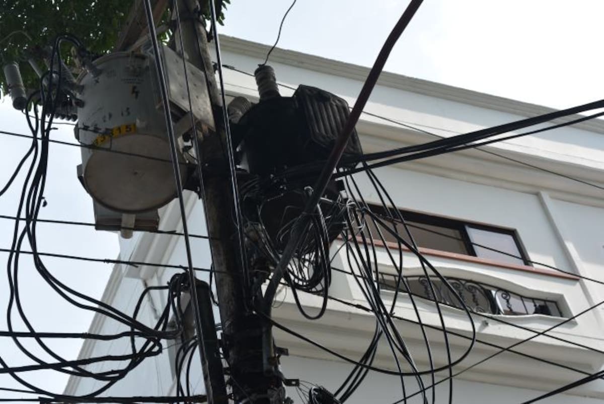 Este transformador del Tercer Callejón de Manga se incendió y generó un gran susto. Muchos cables se carbonizaron y quedaron colgando y tirados en el andén. Fotos: Pedro Torres Vergel