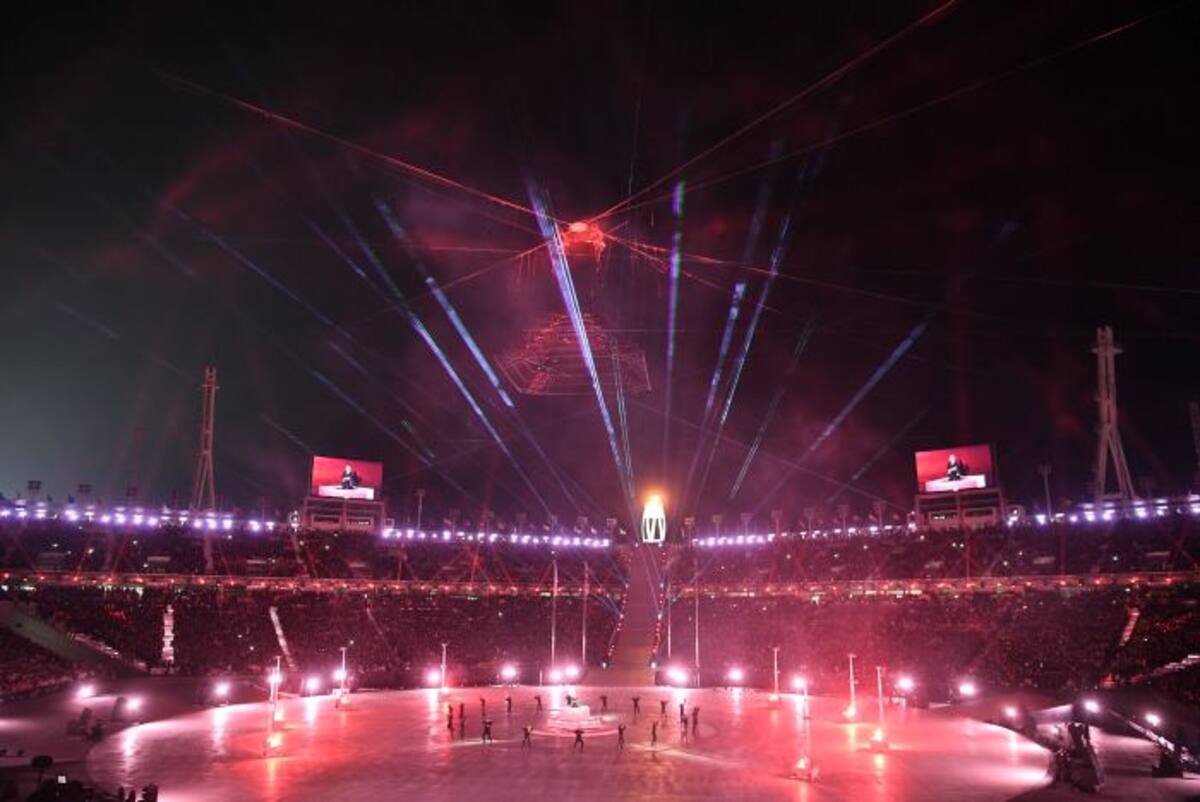 Deportistas emocionados entraron desfilando en el estadio, rodeados por banderas de todo el orbe, y relajados después de mostrar sus mejores capacidades a ellos mismos y al mundo. EFE