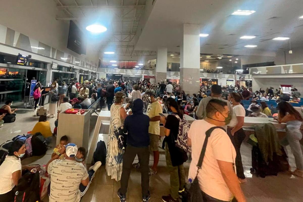 Denuncian aglomeraciones en el aeropuerto Rafael Núñez