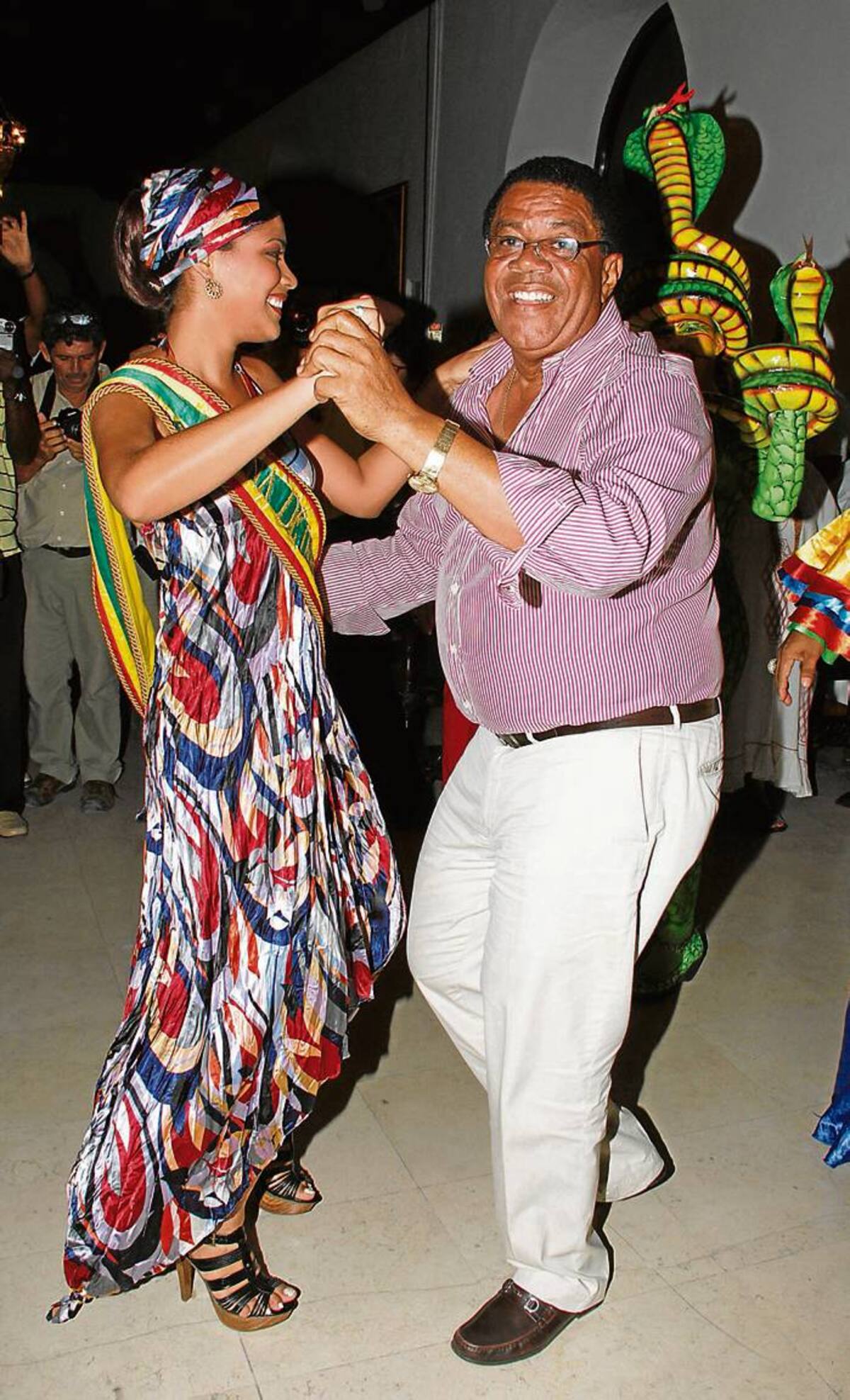 El alcalde de Cartagena, Campo Elías Terán, bailó con la Reina de la Independencia 2011, Eliana Russo, mostrando sus habilidades para las danzas tradicionales.