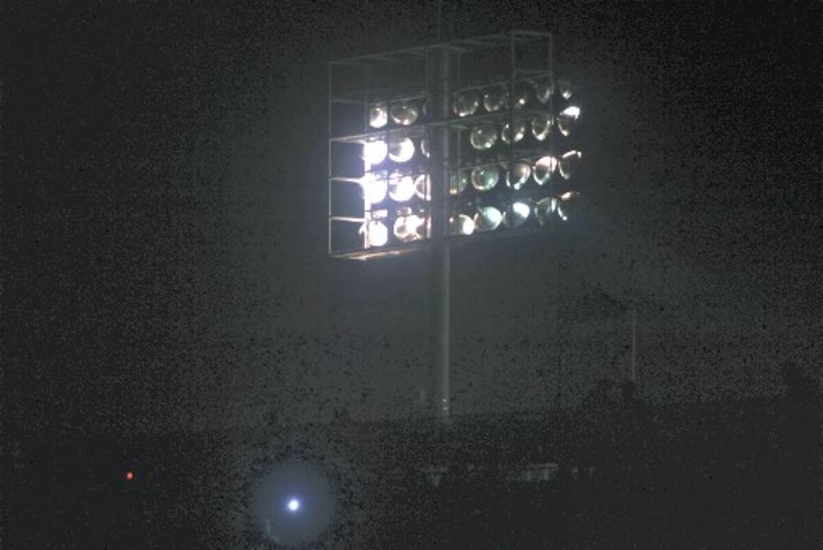 La cancha quedó a oscuras durante 11 minutos debido a que es el tiempo que requieren las torres de iluminación para reiniciar su funcionamiento. AROLDO MESTRE - EL UNIVERSAL