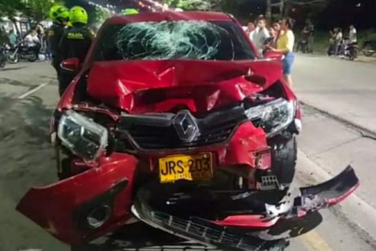 Violento impacto: motociclista muere arrollado por un auto y queda en una cuneta