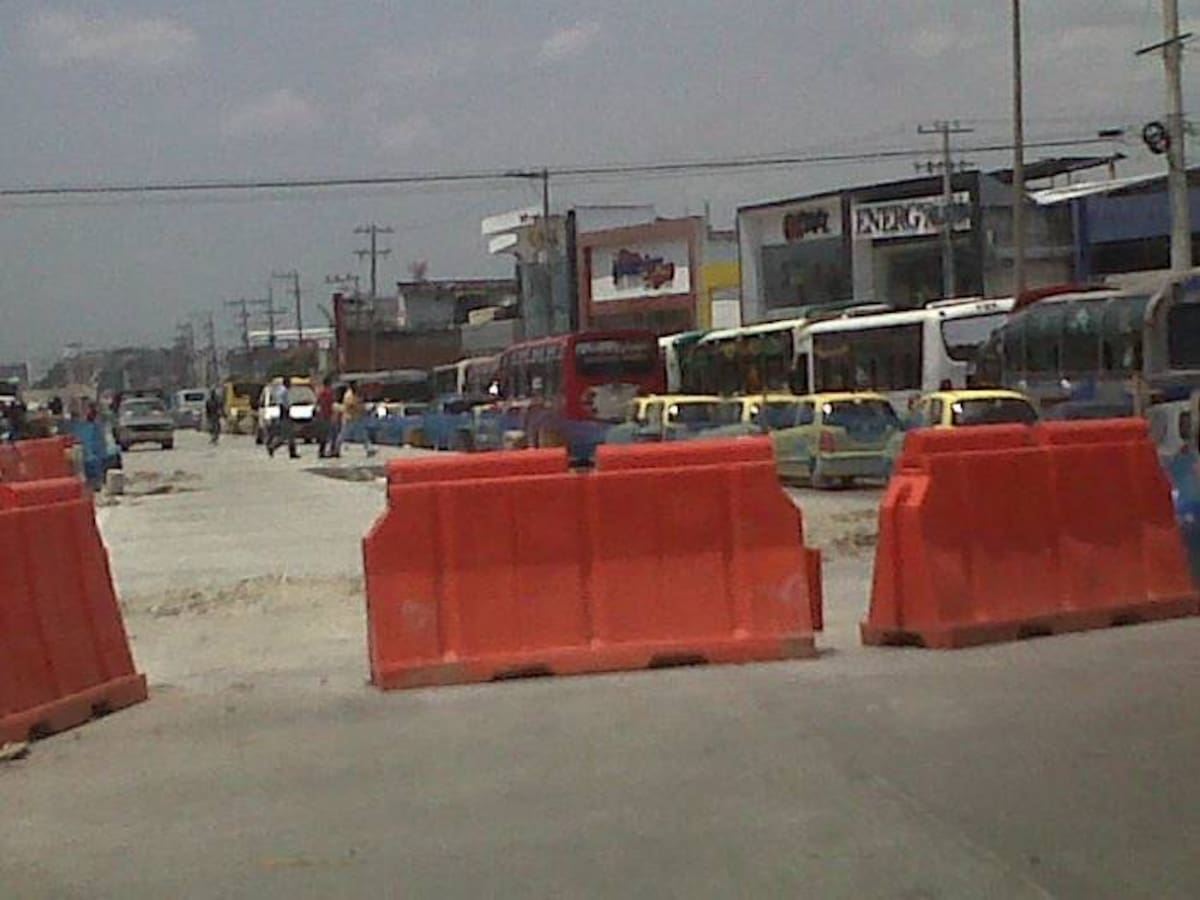 El flujo vehicular está hecho un caos. LEDIS CARO D. - EL UNIVERSAL -