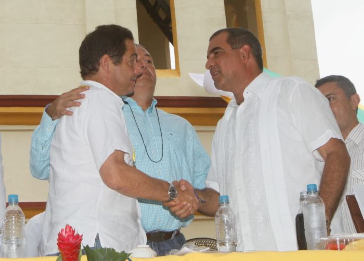 Germán Vargas Lleras, ministro de Vivienda, con los alcaldes de Turbaco y Arjona, Myron Martínez y Orlando Cogollo, respectivamente. JULIO CASTAÑO - EL UNIVERSAL -