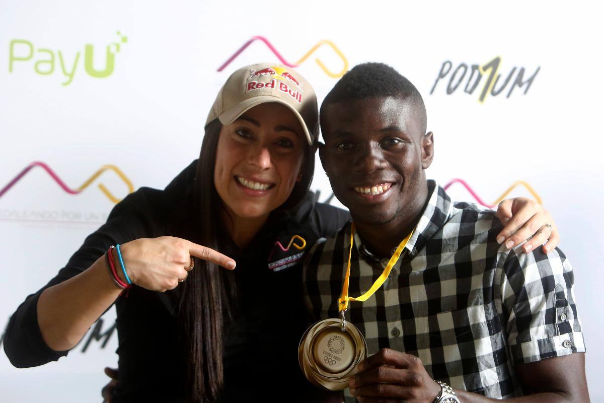 Yuberjen Martínez recibe medalla simbólica y donación impulsada por Pajón