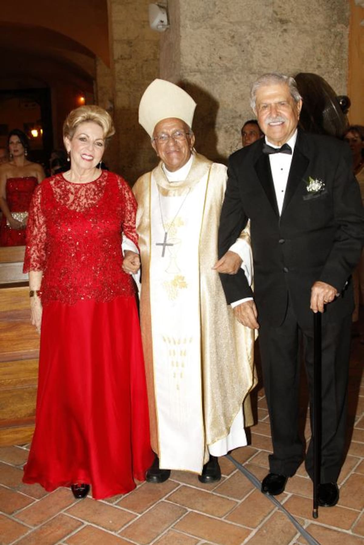 Cecilia de Galvis, Monseñor Jorge Enrique Jiménez y Hernán Galvis.